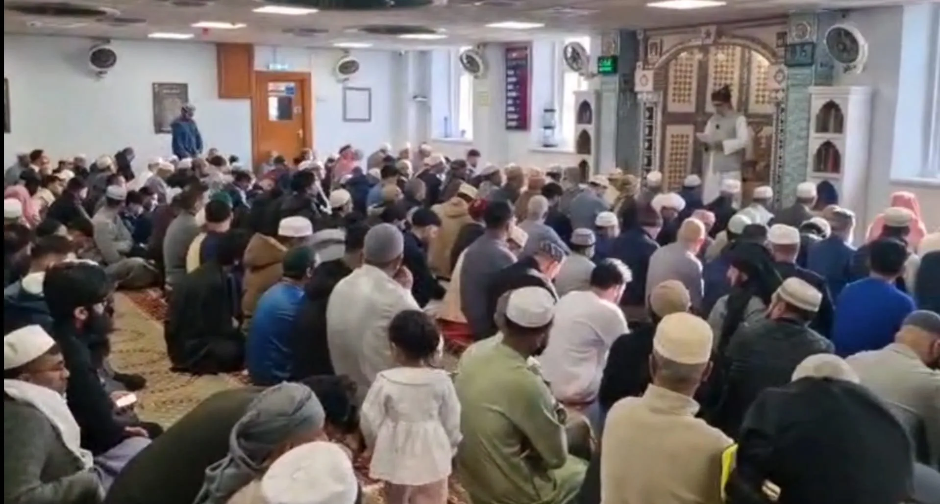 বৃটেনের কার্ডিফে পবিত্র ঈদুল ফিতর উদযাপন